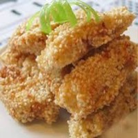 【73】Pescado frito con sésamo y salsa limon